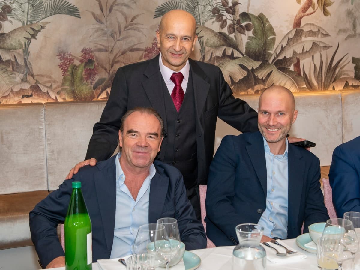 Ramin Monajemi mit Gästen des Investmentabends