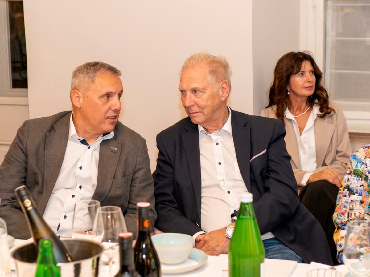 Gäste im Gespräch beim Investmentabend