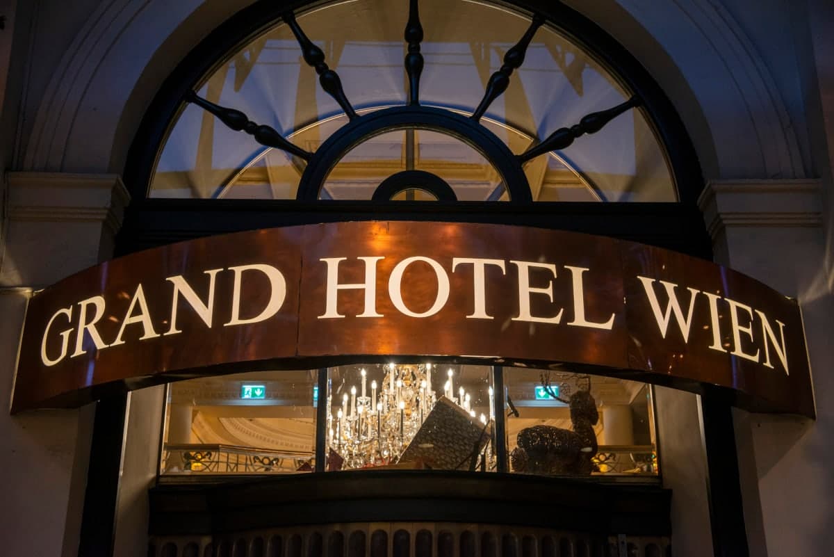 Eingangsschild des Grand Hotel Wien