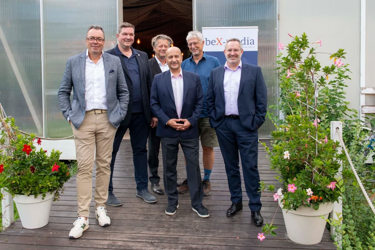Referenten und Veranstalter von Investment & Wein am Donaukanal vor der Strandbar Herrmann